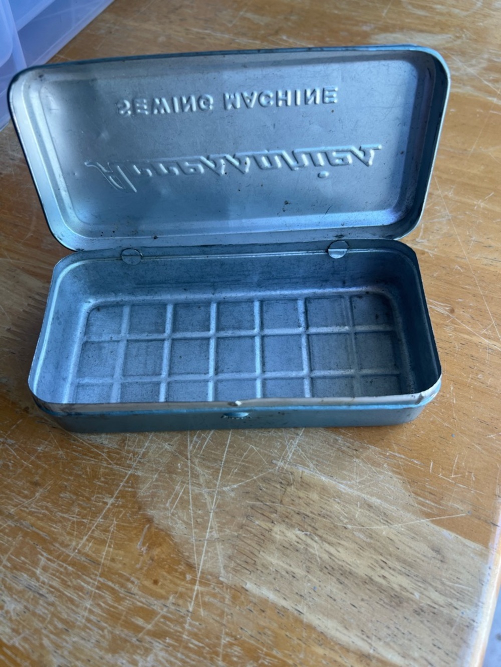 Vintage Silver Sewing Machine Accessories Tin Collectible - Picture 6 of 15